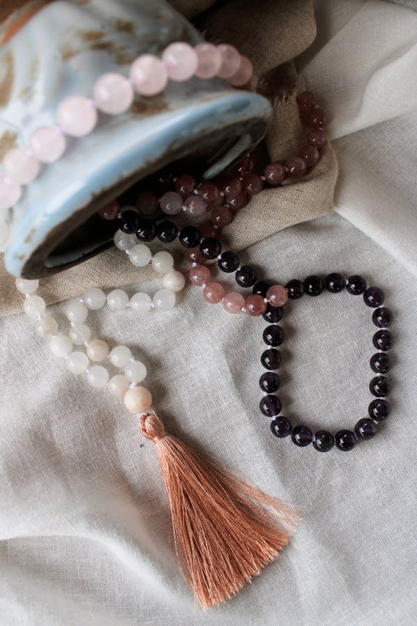 Les malas tibétains : un outil essentiel pour méditer sereinement.